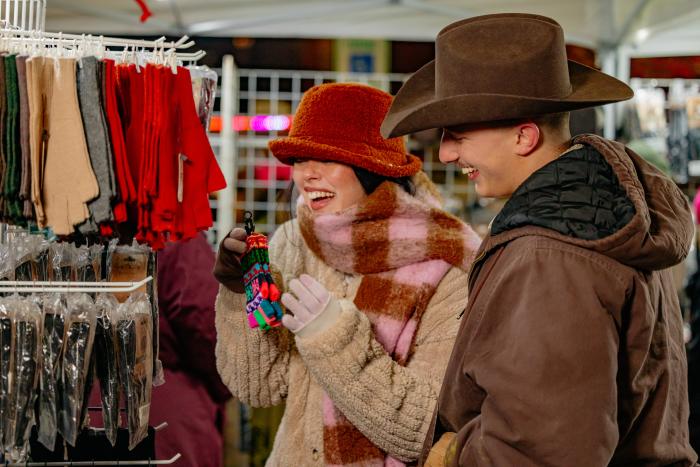 shopping stroll on state