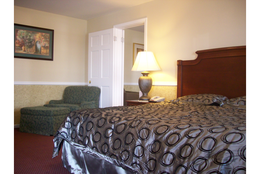 hi_Alpine-Inn-VPT---King-Room---9