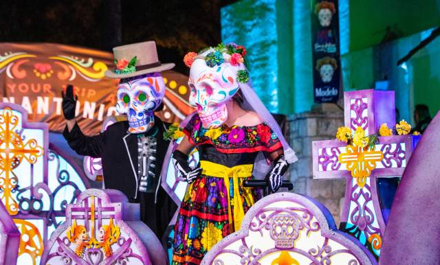 Costumed catrina and catrino at River Parade