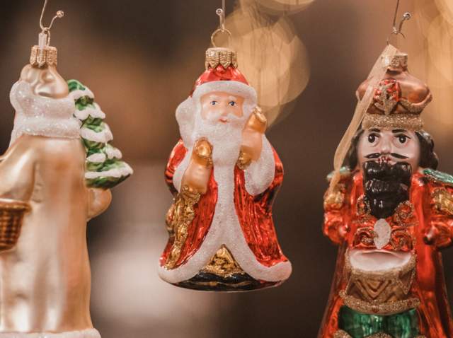 Hanging Christmas ornaments