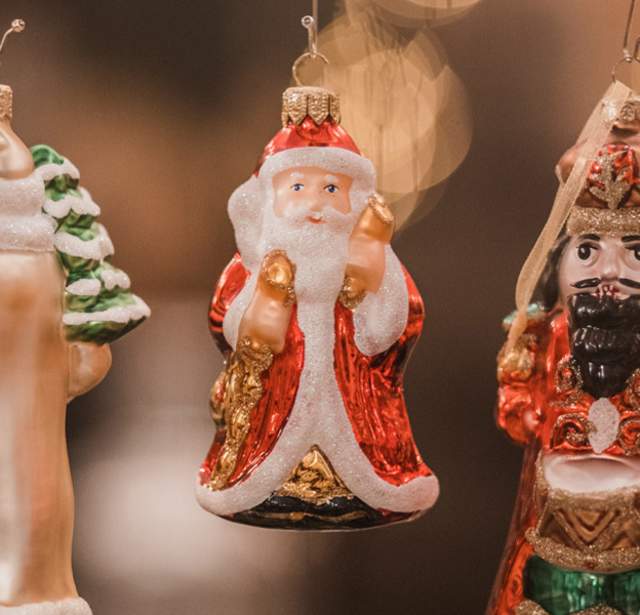 Hanging Christmas ornaments