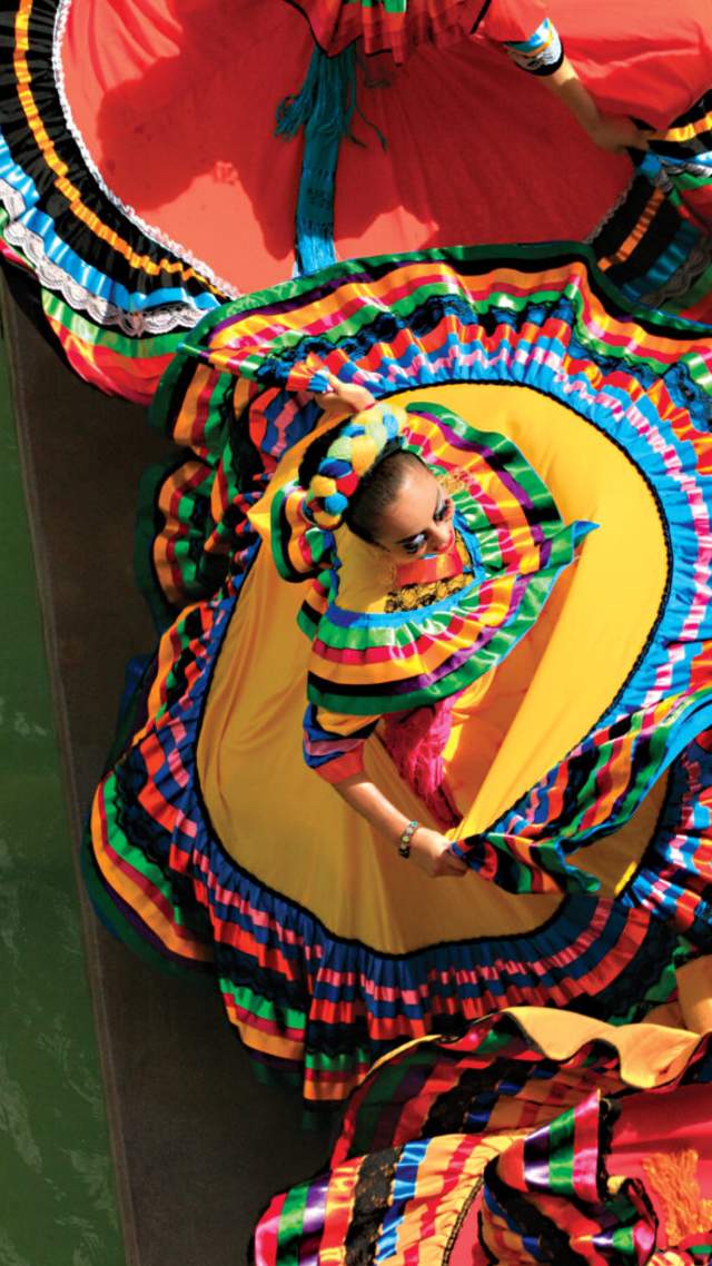 Folkorico-dancers-700x1050