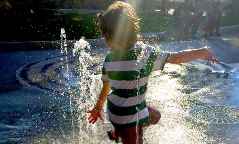Parques Acuáticos, Aventuras de Natación y Ambiente Refrescante