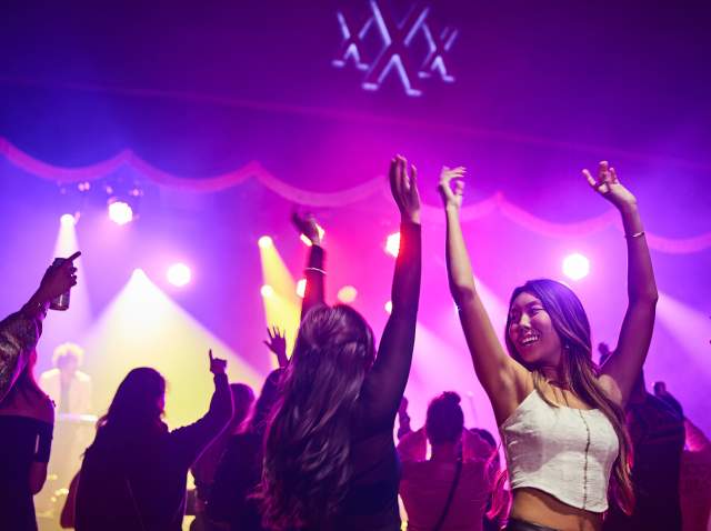 "¡Fiesta para dos!" - Noche de Cita en el Pearl