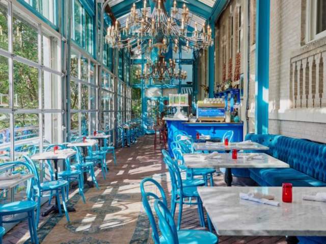 HOTEL-HAVANA-Ocho-Restaurant-2-Interior-Chandelier-Nick-Simonite--700x467