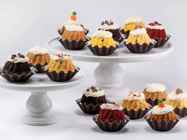 Bundteas Mini Cakes on cake stands