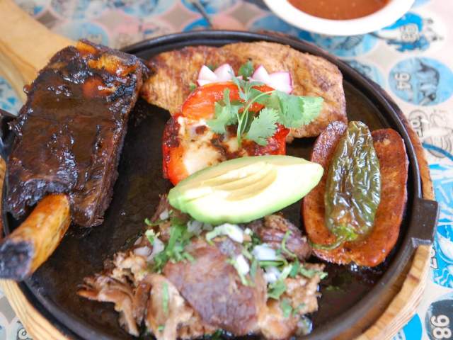 Rib plate with avocado