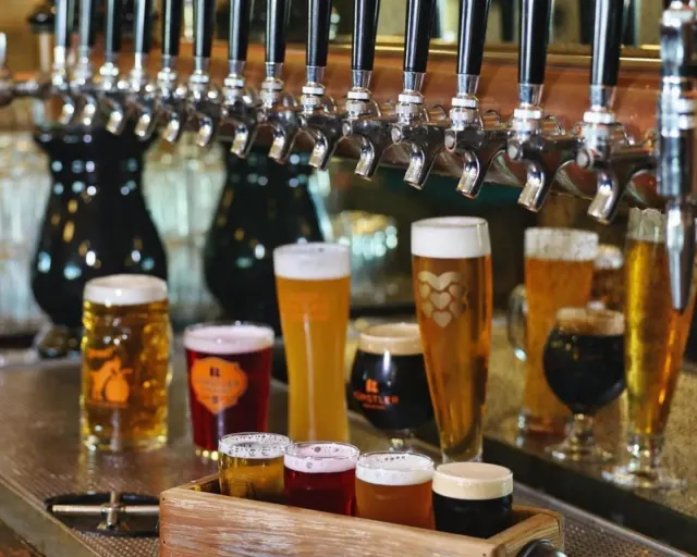 Beers on tap and glasses at Kuenstler Brewing