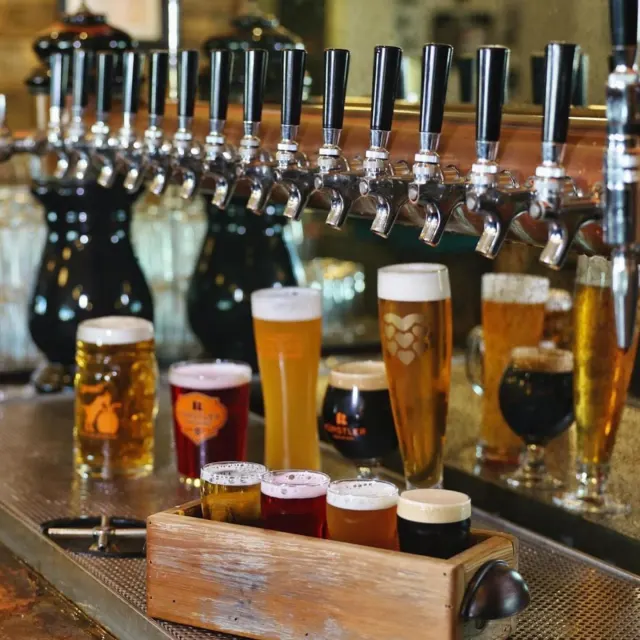 Beers on tap and glasses at Kuenstler Brewing