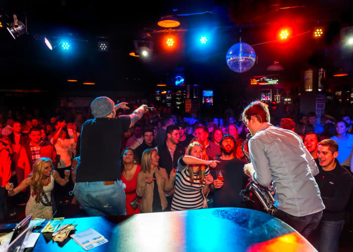 Howl-at-the-Moon-700x500