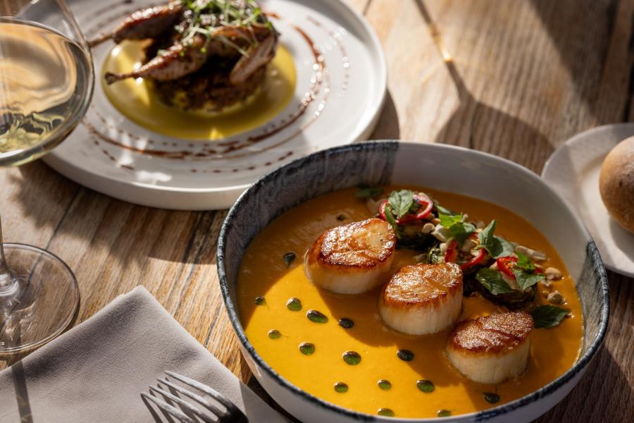 Signature Restaurant Scallops & Hen dish