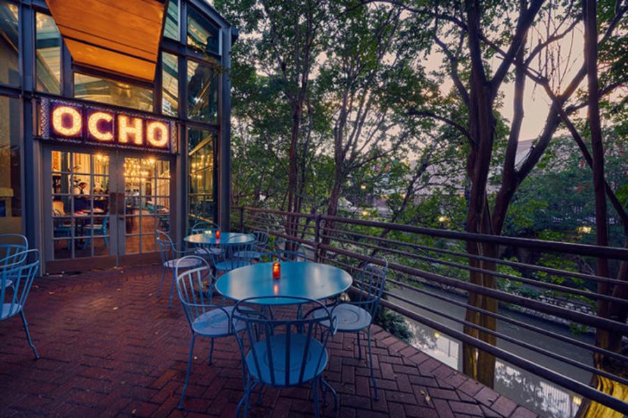 HOTEL-HAVANA-Ocho-Lounge-02-Nick-Simonite-700x467