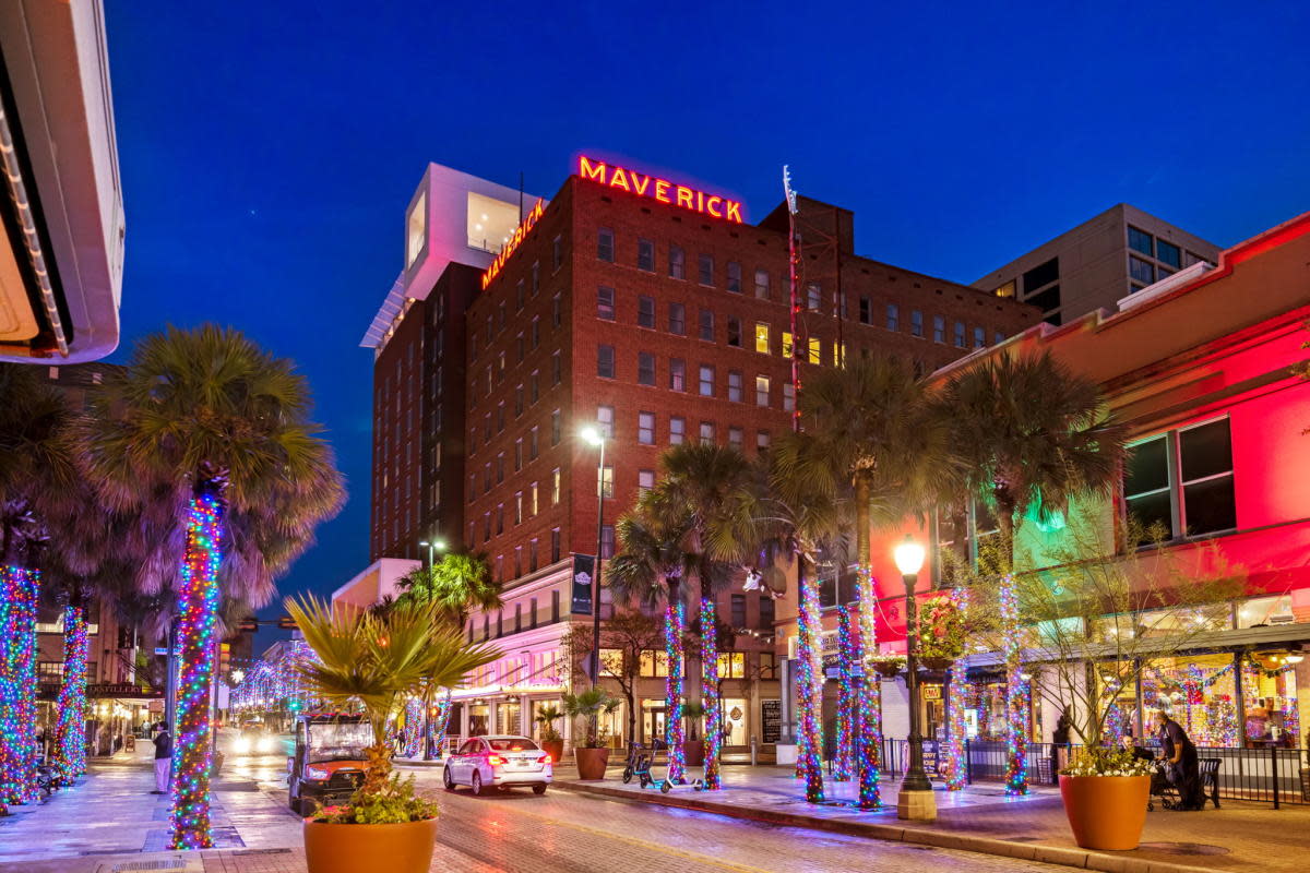 Exterior view of hotel with well-lit street
