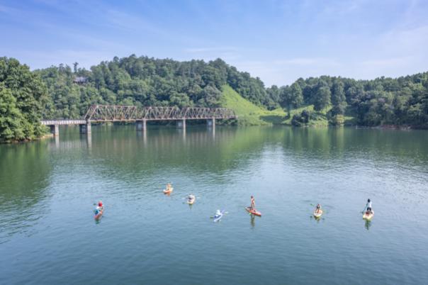 Canoes and paddleboards on the lake
