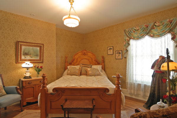 Wellington Inn Antiquities' Wellington Inn | Traverse City, MI 49686