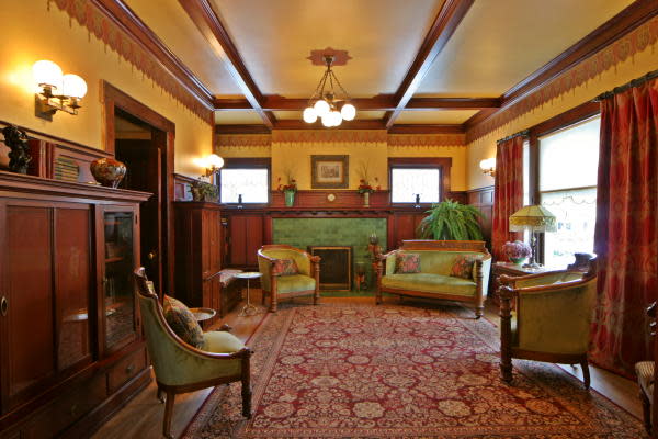 Wellington Inn Antiquities' Wellington Inn | Traverse City, MI 49686