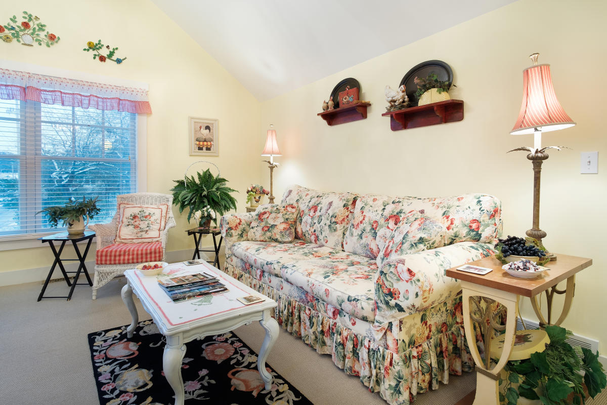 Wellington Inn Antiquities' Wellington Inn | Traverse City, MI 49686