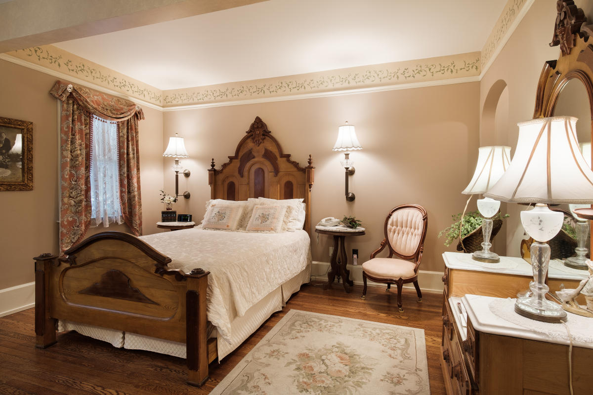 Wellington Inn Antiquities' Wellington Inn | Traverse City, MI 49686