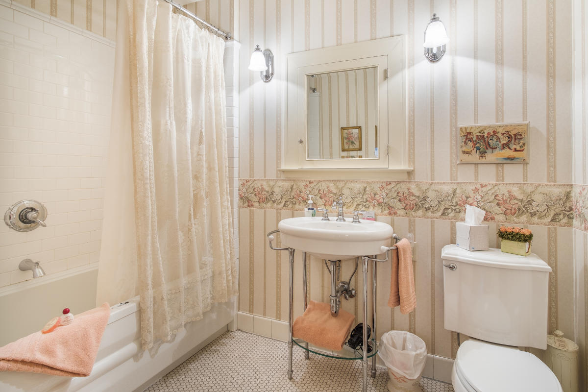 Wellington Inn Antiquities' Wellington Inn | Traverse City, MI 49686