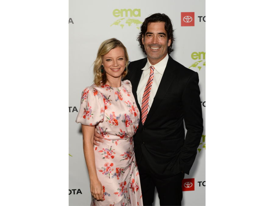 Amy Smart & Carter Oosterhouse couple photo on a red carpet