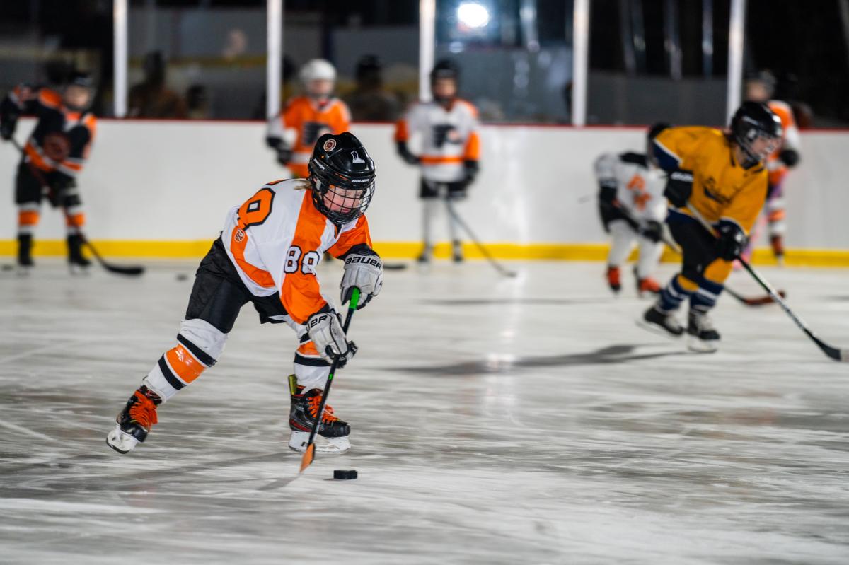 Kids playing hockey at Spring Mountain