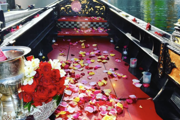 Gondola Roses Romance